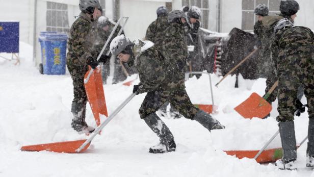 chaufel bei Fuß: Schweizer Soldaten sollen Rennen ermöglichen.