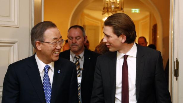Ban Ki-moon und Sebastian Kurz unterhalten sich lächelnd.