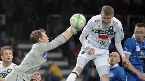 APA12597710 - 04052013 - WIENER NEUSTADT - ÖSTERREICH: vl., Thomas Vollnhofer (Wr. Neustadt), Simon Piesinger (Innsbruck) während der Tipp3- Bundesliga - Begegnung zwischen SC Wiener Neustadt und FC Wacker Innsbruck am Samstag, 04. Mai 2013, in Wiener Neustadt. APA-FOTO: HANS PUNZ