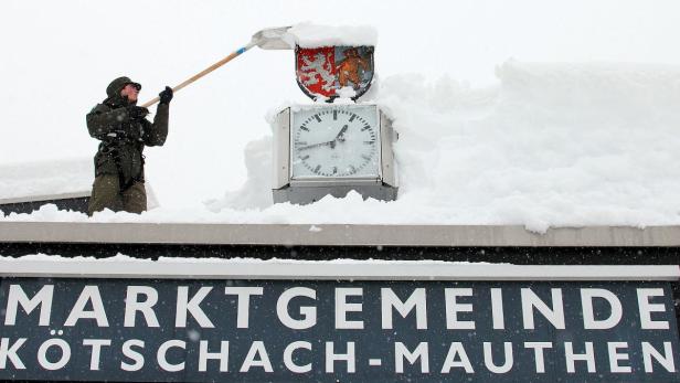 Die extremen Schneefälle der vergangenen Tage machen dem Süden Österreichs zu schaffen. Im Bild: Soldaten des Jägerbataillons 26 bei der Schneeräumung in Kötschach-Mauthen.