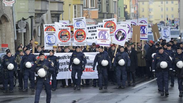 Burschenschafter protestieren am Samstag mit einem Marsch durch Innsbruck gegen die Vertragsauflösung des gebuchten Veranstaltungsort Messe Innsbruck.