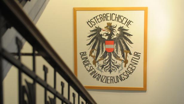 Das Wappen der Österreichischen Bundesfinanzierungsagentur hängt an einer Wand.