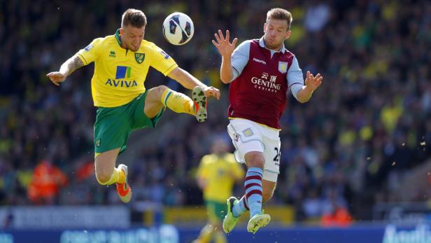 Norwich City&#039;s Anthony Pilkington (L) fights for the ball with Aston Villa&#039;s Andreas Weimann during their English Premier League soccer match at Carrow Road in Norwich, May 4, 2013. REUTERS/Andrew Winning (BRITAIN - Tags: SPORT SOCCER TPX IMAGES OF THE DAY) NO USE WITH UNAUTHORIZED AUDIO, VIDEO, DATA, FIXTURE LISTS, CLUB/LEAGUE LOGOS OR &quot;LIVE&quot; SERVICES. ONLINE IN-MATCH USE LIMITED TO 45 IMAGES, NO VIDEO EMULATION. NO USE IN BETTING, GAMES OR SINGLE CLUB/LEAGUE/PLAYER PUBLICATIONS. FOR EDITORIAL USE ONLY. NOT FOR SALE FOR MARKETING OR ADVERTISING CAMPAIGNS