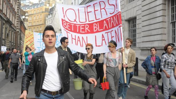 Der Weg in die Öffentlichkeit: Mark (Ben Schnetzer, vorne) führt die Homo-Aktivisten an