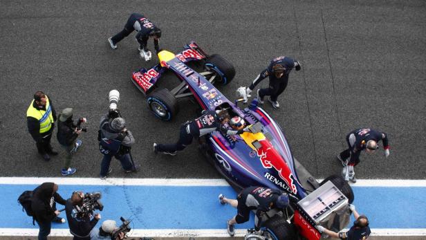 Vettel wird in die Garage geschoben.