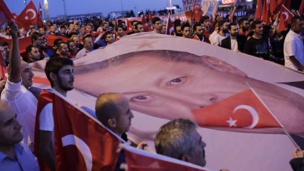 Täglich gehen die Anhänger von Machthaber Erdogan in der Türkei auf die Straßen