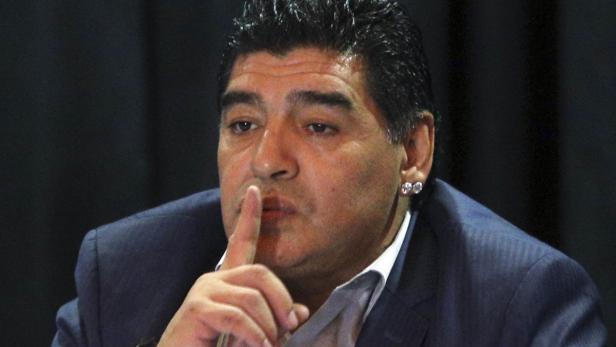 Diego Maradona hält den Finger vor den Mund.