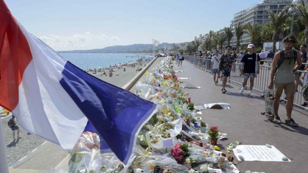 Blumen entlang der Promenade des Anglais - im Gedenken an die 84 Todesopfer von Nizza.