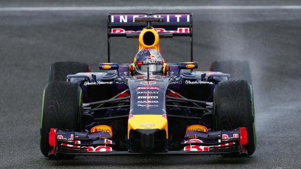 Ein Formel-1-Rennwagen von Red Bull auf einer grauen Strecke.