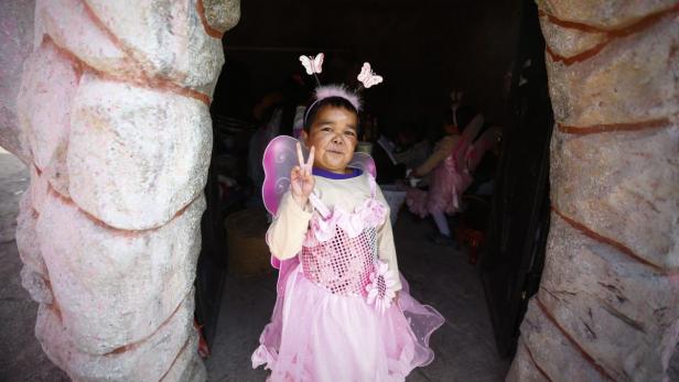 epa03689196 (03/21) &#039;Dwarf Empire&#039; cast member Zhu Hui, aged 24, stands in her fairy costume before going on stage at the Dwarf Empire theme park outside Kunming, China&#039;s Yunnan province, 04 April 2013. The Dwarf Empire theme park opened in mid-2009, employing a number of dwarves to create the show. Depending on what type of job they do at the park, employees earn between 800-2,000 CNY (100-250 Euros) per month, most of which goes towards their savings as lodging is provided, and their living quarters are equipped with kitchens where they prepare their own meals. EPA/DIEGO AZUBEL PLEASE REFER TO ADVISORY NOTICE epa03689193 FOR FULL FEATURE TEXT