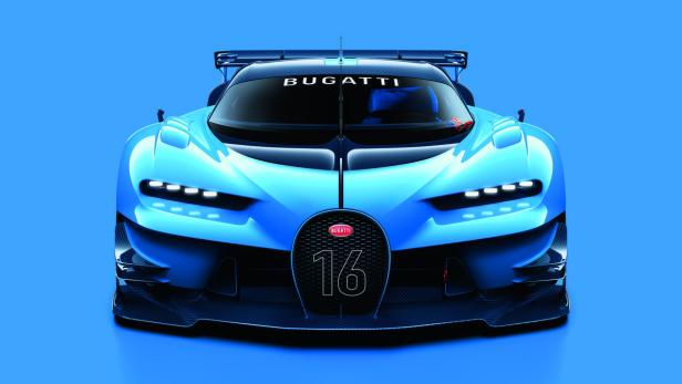 Ein blauer Bugatti Rennwagen, Frontansicht, vor blauem Hintergrund.