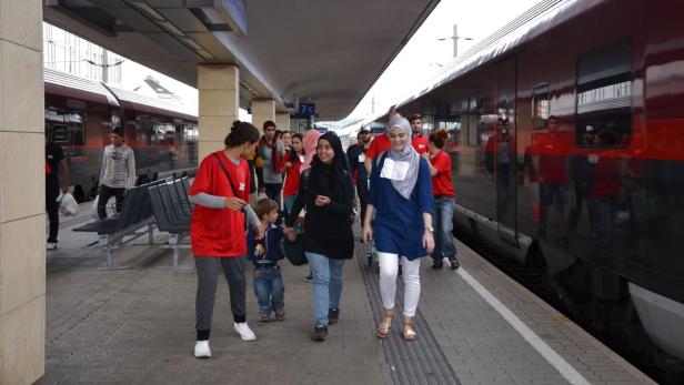 Erschöpft aber glücklich kamen auch Mittwochvormittag wieder Flüchtlinge in Wien an