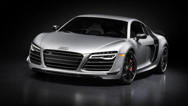 Ein silberner Audi R8 vor einem schwarzen Hintergrund.