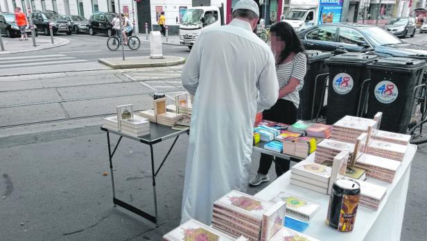 Halid B. und Co. verteilen den Koran gratis in der Alser Straße.