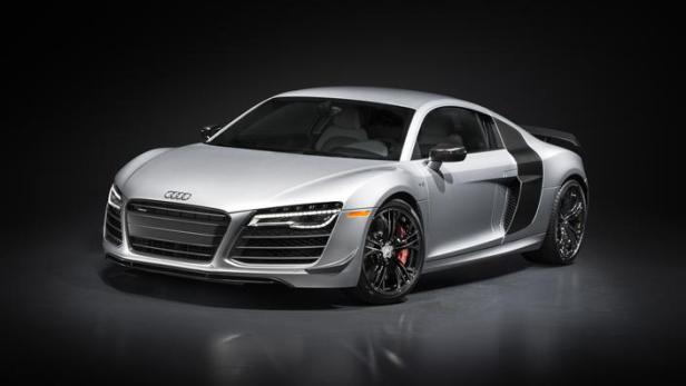 Ein silberner Audi R8 Sportwagen vor einem dunklen Hintergrund.