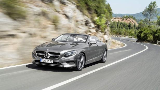 Ein graues Mercedes-Benz S-Klasse Cabriolet fährt auf einer kurvenreichen Straße.