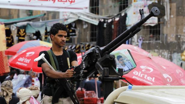 Der Konflikt zwischen Houthi-Rebellen und den Regierungstruppen hat das Leben zweier Helfer gefordert.