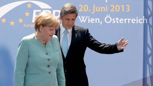 Merkel setzt ihre Macht in Partei und Regierung diskret ein, ÖVP-Chef Spindelegger prescht oft voran.
