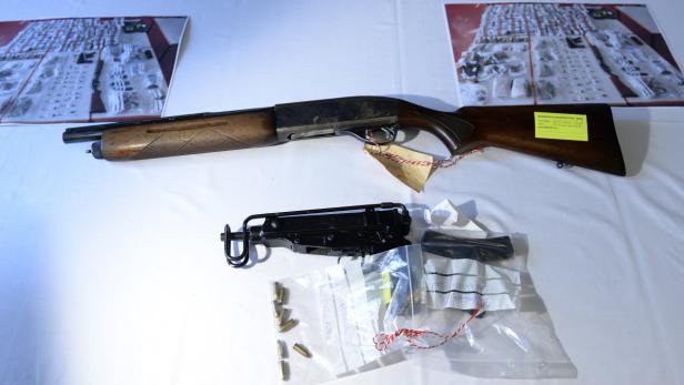 Eine Pumpgun und eine Skorpion-Maschinenpistole, die bei der Aushebung eines Suchtgiftringes in Wien sichergestellt wurden.