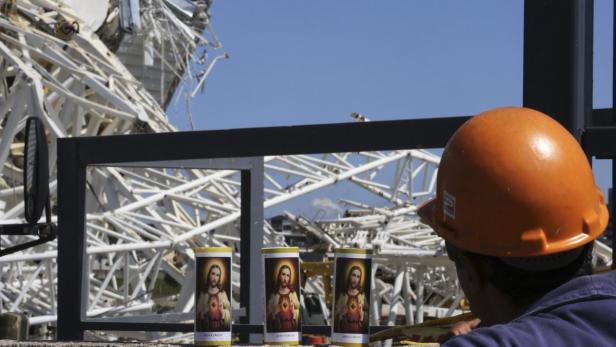 Tiefe Trauer: Ein Bauarbeiter in São Paulo gedenkt seiner beiden Kollegen, die bei der Errichtung des WM-Stadions nach dem Kollaps eines Krans ums Leben gekommen sind.