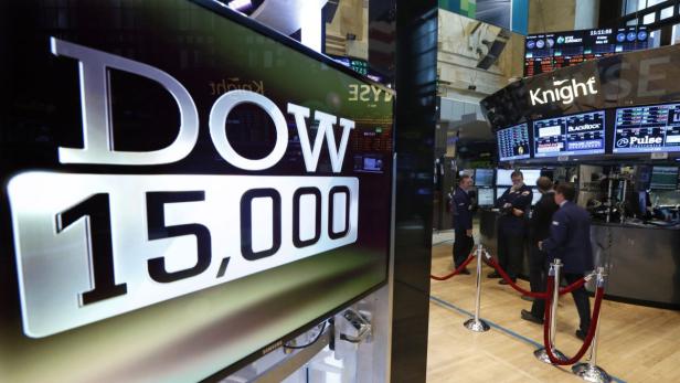 A television screen displays a logo for the Dow Jo Anzeigetafel an der Wall Street zeigt den Dow Jones bei 15.000 Punkten.