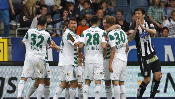 Fußballspieler von Rapid Wien feiern ein Tor.