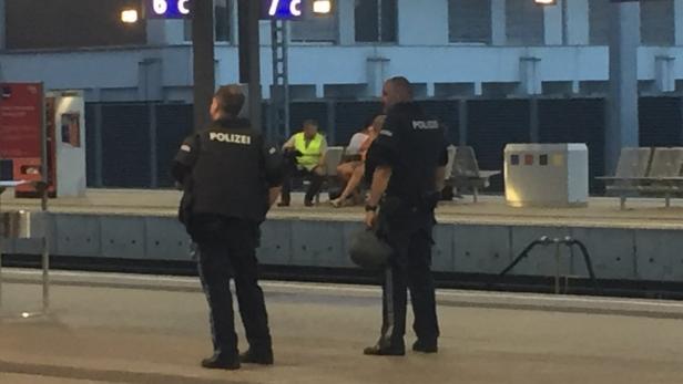 Polizisten mit Sturmgewehren sicherten den Bahnhof ab