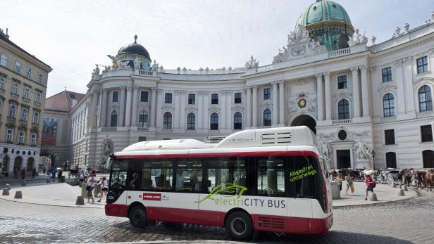 Ein Elektrobus der Wiener Linien vor der Hofburg in Wien.