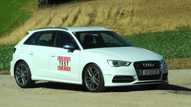 Ein weißer Audi A3 steht auf einem Feldweg.