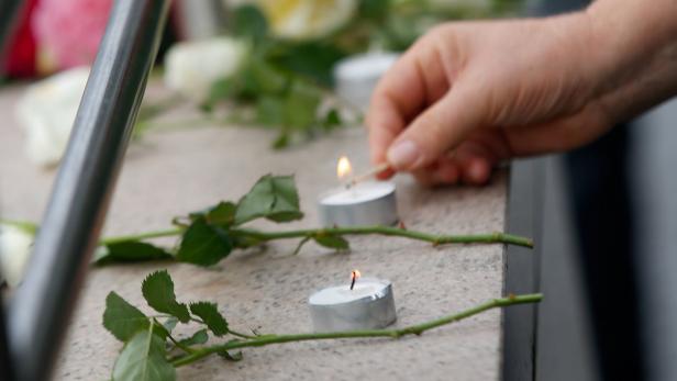 Kerzen und Rosen zum Gedenken an die Opfer von München.