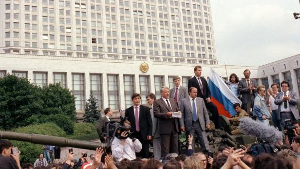 Boris Jelzin steht während des Augustputsches 1991 auf einem Panzer vor dem Weißen Haus in Moskau.