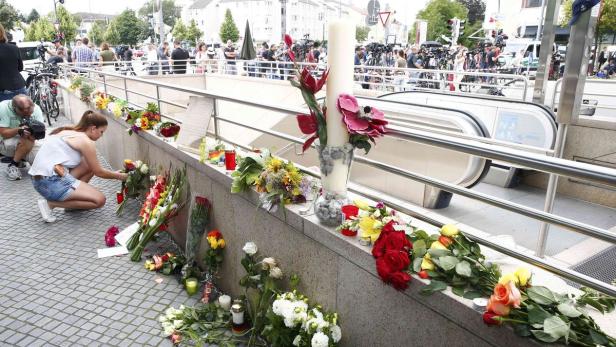 Blumen für die Opfer beim Olympia-Einkaufszentrum in München