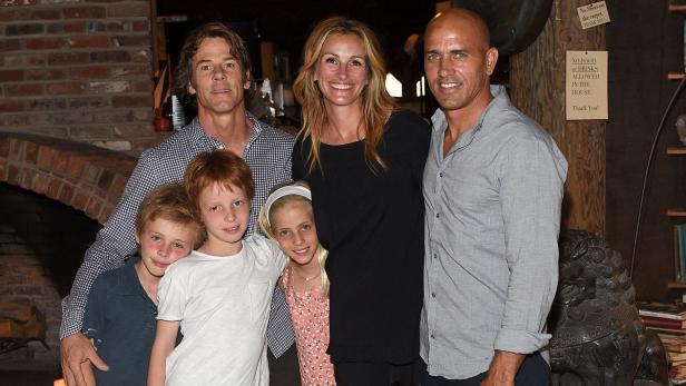 Daniel Moder und Julia Roberts mit ihren Kindern Phinnaeus, Henry und Hazel Moder und Surfer Kelly Slater.