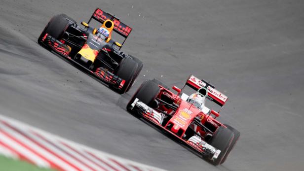 Duell um die Verfolgerrolle: Red Bull (links) ist weiter auf der Überholspur unterwegs und dabei, an Ferrari (Vettel) vorbeizuziehen.