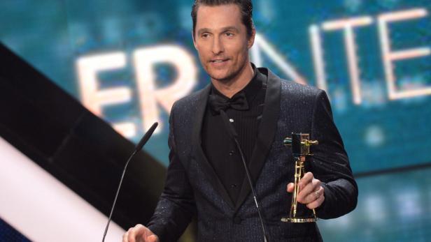 Matthew McConaughey hält eine Auszeichnung bei einer Preisverleihung.