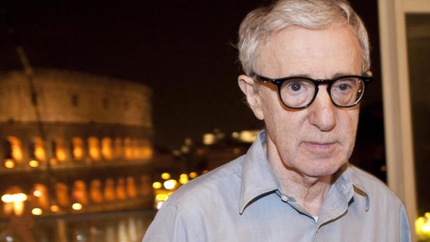ITALY PEOPLE ALLEN Woody Allen mit Brille vor dem beleuchteten Kolosseum in Rom.