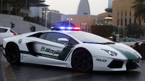 Ein weißer Lamborghini der Polizei von Dubai mit eingeschaltetem Blaulicht.
