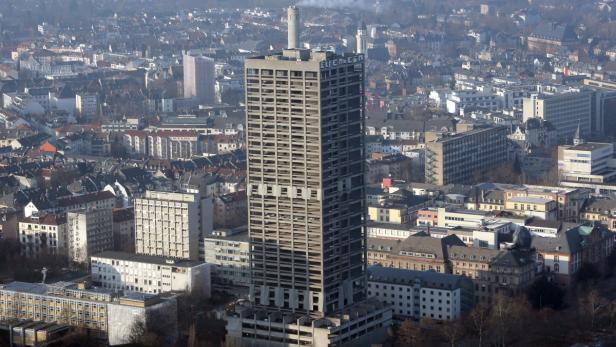 Ein unfertiges Hochhaus mit dem Schriftzug „Elfelsen“ überragt die Stadt.
