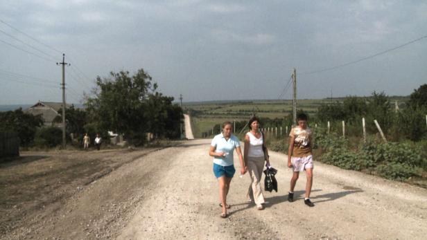 Rückkehr zur Familie: Drei Frauen, die in Westeuropa illegal arbeiteten, in ihrem Heimatdorf .