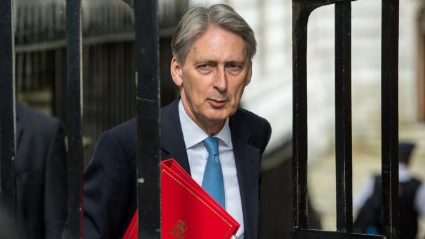 London werde &quot;fiskalische Antwort geben&quot;, sagt Finanzminister Hammond.