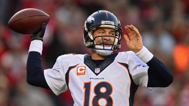 Ein Quarterback der Denver Broncos wirft einen Football.