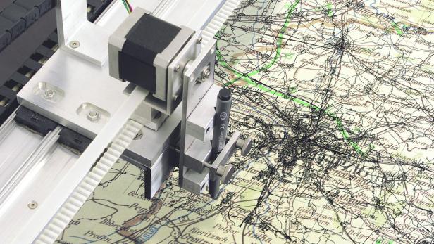 Jan Bernstein, Juliane Götz und Sebastian Neitsch: „Kartograph“ (2015) als Teil der Ausstellung