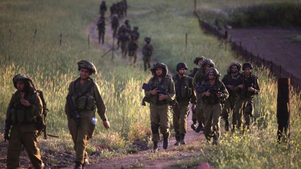 epa03689191 Israeli infantry soldiers seen during a military training, next to the Syrian border in the Golan Heights, 06 May 2013, the day after the Israeli airstrikes on a military research centre near Damascus. Syrian officials said that the strike hit elite Republican Guard units and Syria would retaliate against Israel in its own time and way. EPA/ATEF SAFADI