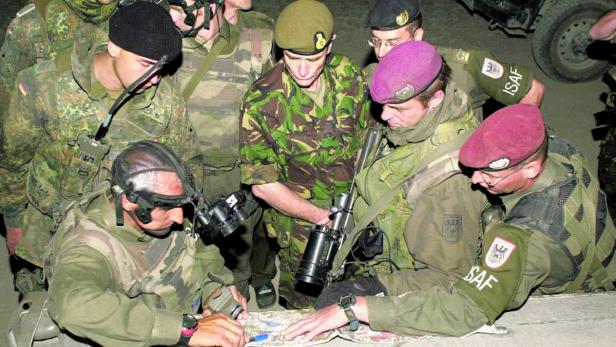 Österreicher (mit dem roten Barett) bei der Stabsarbeit mit ISAF-Kameraden aus anderen Nationen