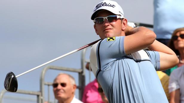 Ein Golfspieler schwingt seinen Schläger auf dem Golfplatz.