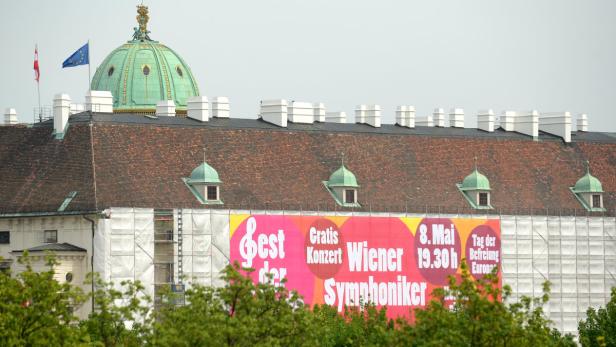 APA12542958-2 - 30042013 - WIEN - ÖSTERREICH: Eine Ankündigung für das Konzert der Wiener Symphoniker am 8. Mai am Wiener Heldenplatz hängt am Dienstag, 30. April 2013, an der Fassade des leopoldinischen Traktes Hofburg. Der 8. Mai, Tag der Kapitulation des Nazi-Regimes, soll heuer nicht im Zeichen des Totengedenkens der Burschenschafter stehen. Daher werden die Wiener Symphoniker - auf Initiative des Mauthausen-Komitees - zum Gratis-Open-Air-Konzert auf den Wiener Heldenplatz laden. APA-FOTO: ROLAND SCHLAGER