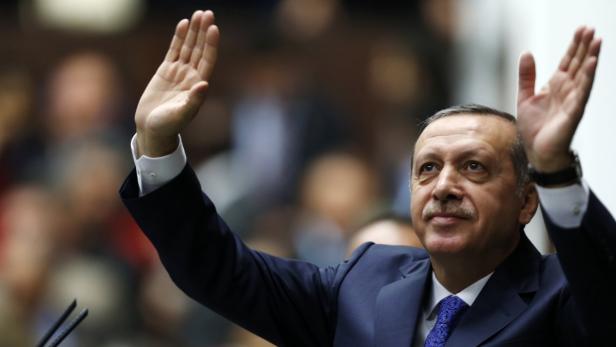 1,3 Millionen Menschen mit türkischer Staatsbürgerschaft in Deutschland: Erdogan nutzt den Besuch in Berlin, um zu &quot;seinen Leuten&quot; zu sprechen.