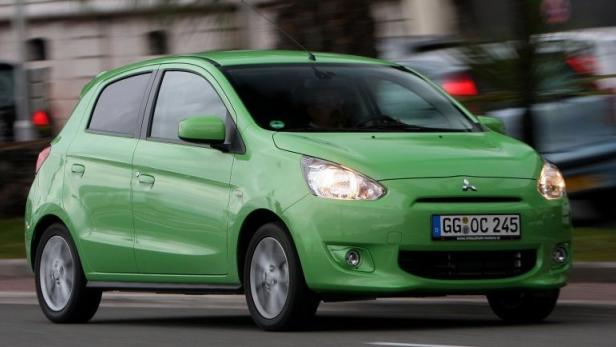Ein grüner Mitsubishi Space Star fährt auf einer Straße.