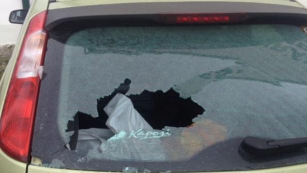 Die Heckscheibe eines Autos ist zerbrochen.