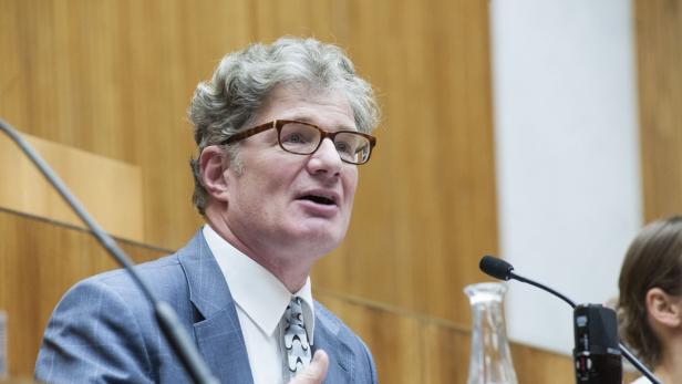 Publizist Roger Willemsen las im Parlament seine Beobachtungen aus dem deutschen Bundestag „Hohes Haus“ vor